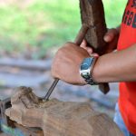 Houtbewerking_Guabairo_009_Werken_met_zelfgemaakte_guts_is_erg_moeilijk